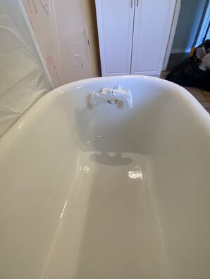 Before and After Bathtub Reglazing in Frisco, TX (2)